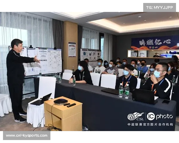 VAR 室开放日，媒体体验判罚过程